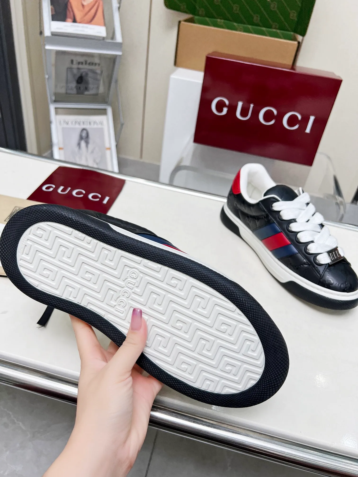 P660 embossed layout ❤️❤️❤️Gucci Gucci's latest Ace series casual sneakers for couples 🌸🌸🌸Original purchase, development and production. Since the advent of Gucci, the Ace series of sneakers has continued the brand narrative, and its ingenuity has made it the main product. The new series presents a distinctive low-top design with unique details to reinterpret the sneaker silhouette. The lace fixation is decorated with an "ACE" metal logo, and the thickened structure delicately creates a stiff shoe shape. 💖💖💖Gucci’s classic red and green striped webbing adds to the charm of the entire design. ☑️Fabric: Original imported first-layer cowhide ☑️Inner lining: Original customized soft cowhide ☑️Bottom thickness: 3CM ☑️Size: Female 35-40 Male 40-45